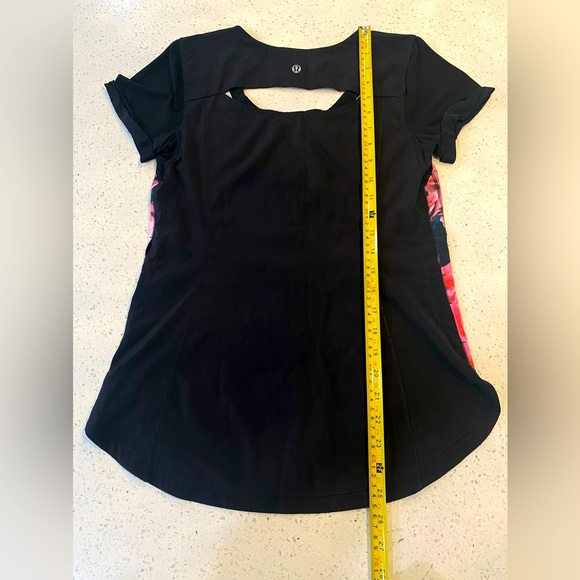 LULULEMON ATHLETICA FLORAL TEE SHIRT BLACK SHORT SLEEVE Rose Print - Picture 2 of 7